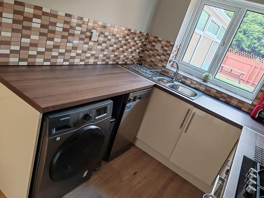 Вилла Modern Living In Hull Кингстон-апон-Халл Экстерьер фото